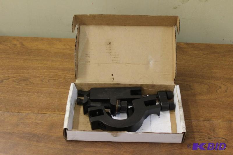 lot 17 image: Snap-On GM Pitman Arm Popper