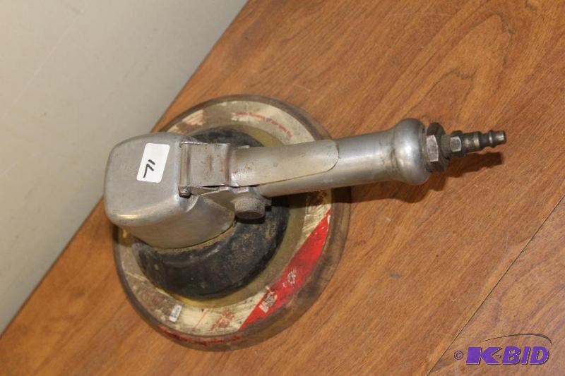 lot 71 image: Chicago Pneumatic Orbital Sander