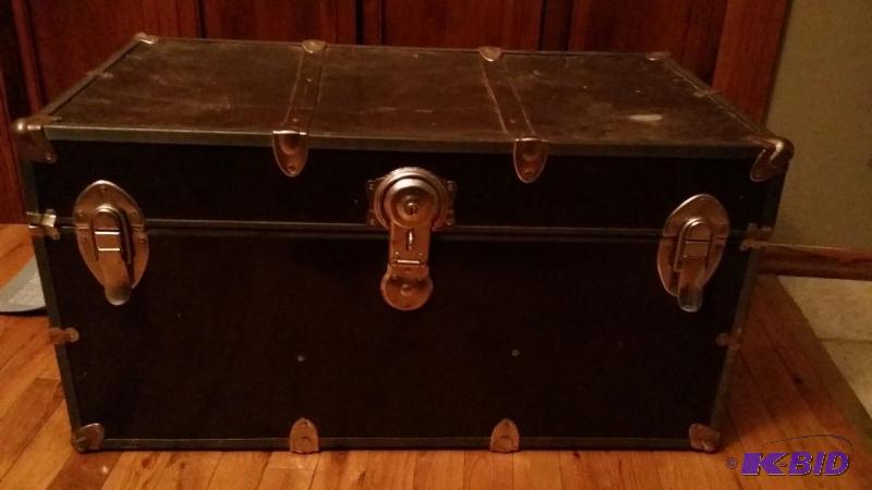 lot 115 image: Trunk with lock and key