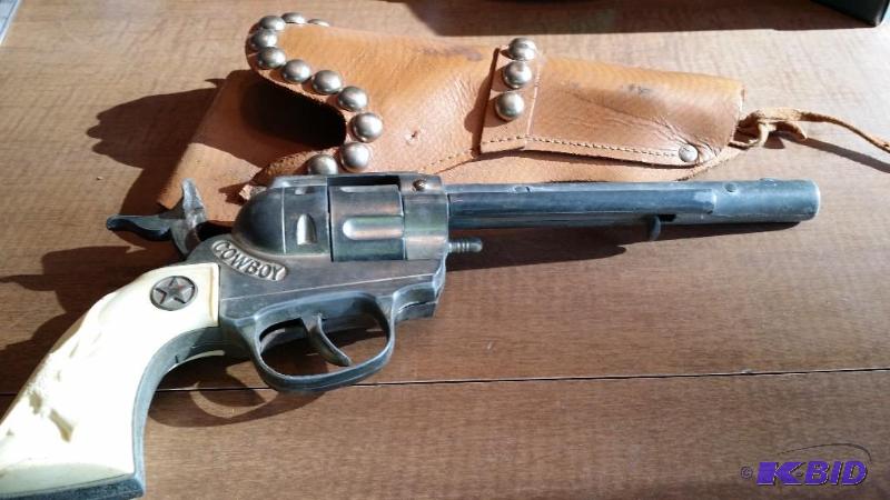 lot 53 image: Cap Gun