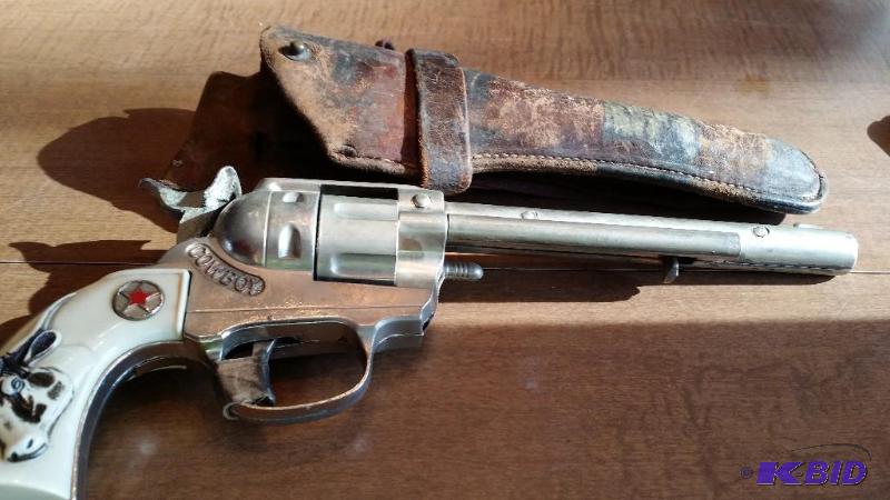 lot 54 image: Cap Gun