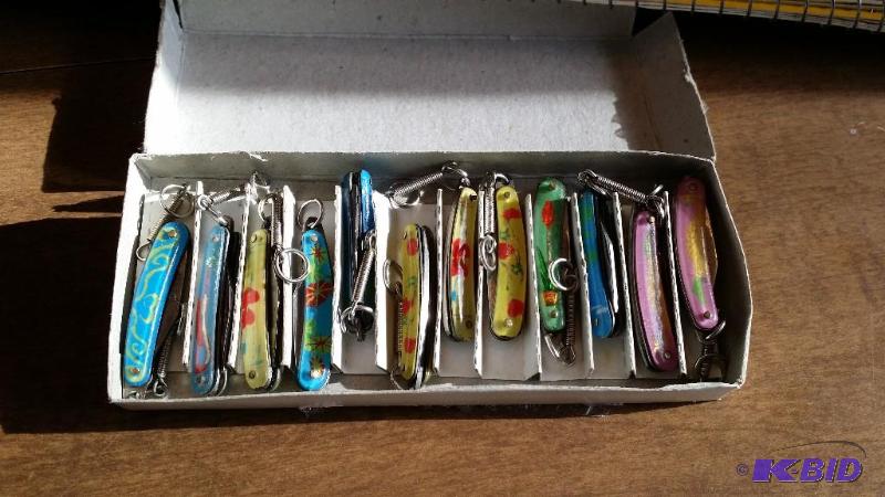 lot 64 image: Mini pocket knives
