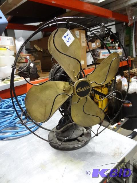 lot 25 image: Vintage Century table top fan. Model 105...