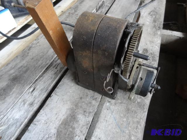 lot 42 image: Simms vintage hand crank generator. SV4D...