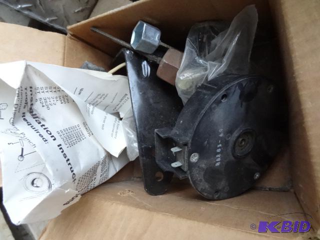 lot 82 image: Ariens model 724041 12 volt headlight accesso...