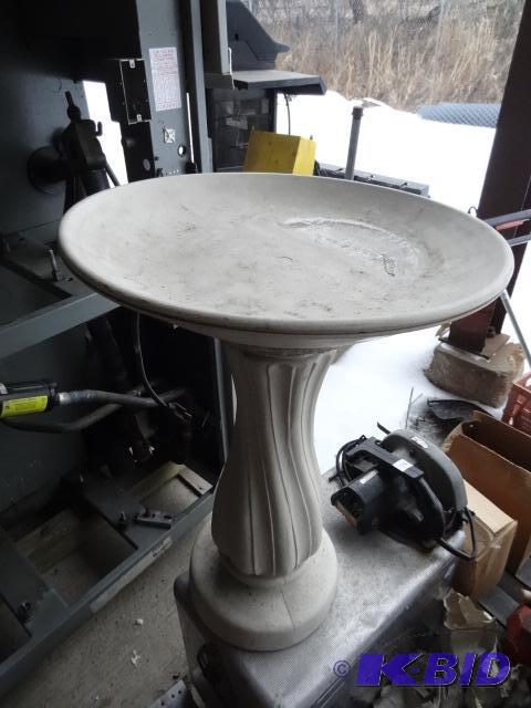 lot 85 image: Plastic heated bird bath....