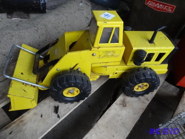 lot 91 image: Tonka front end loader...