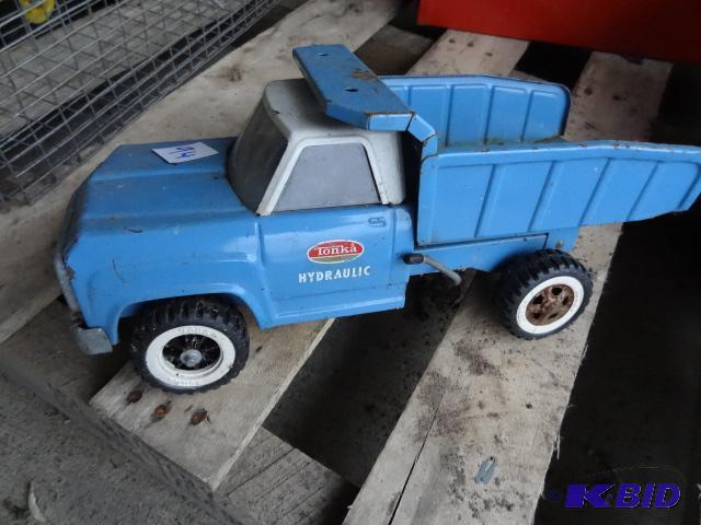 lot 94 image: Tonka truck. With dump box...