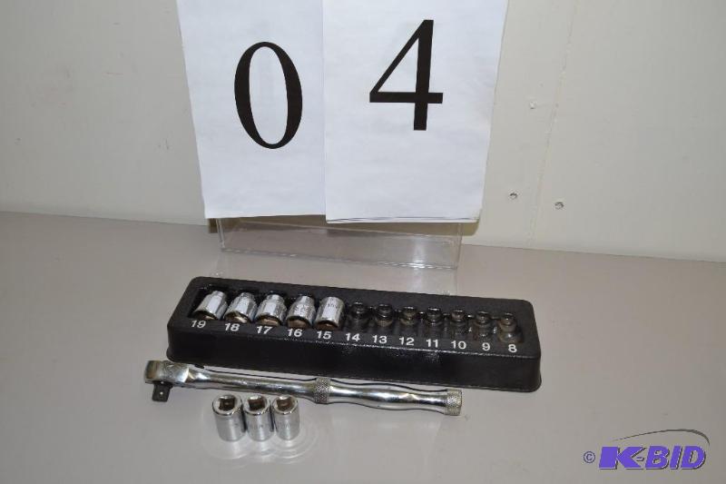 lot 4 image: Mac Tools Socket set
