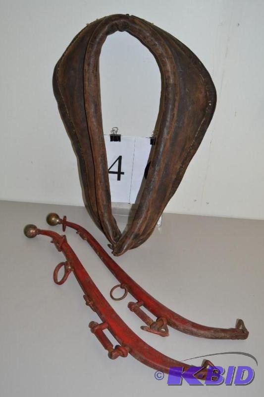 lot 46 image: Horse collar and harness pieces