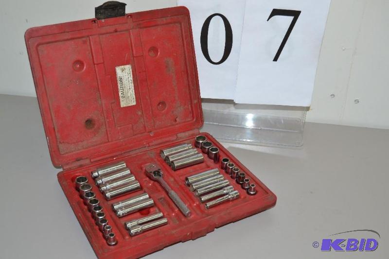 lot 7 image: Mac socket set