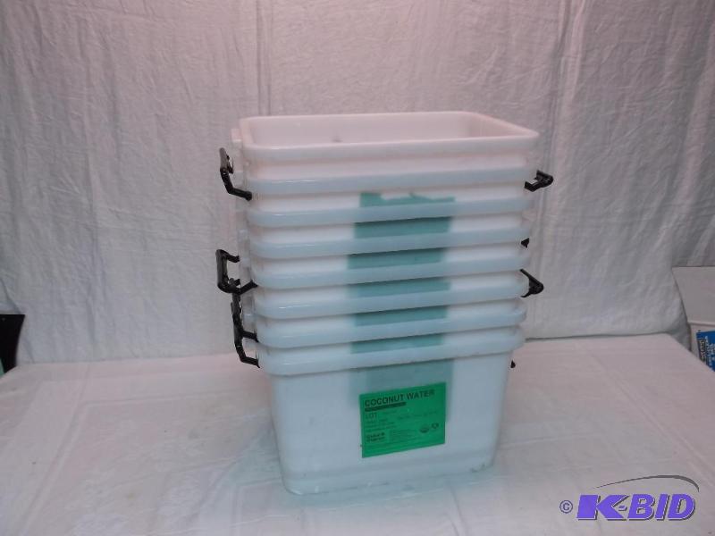 lot 140 image: Lot with 8 heavy duty food grade containers m...