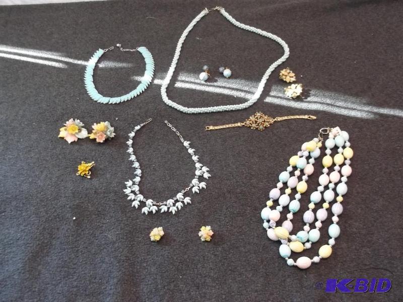 lot 17 image: Nice lot of costume jewelry necklaces, earrin...