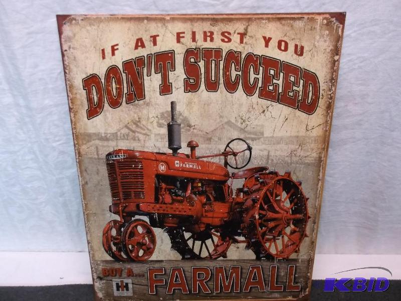lot 6 image: Collectable metal Farmall sign measuring 12 1...