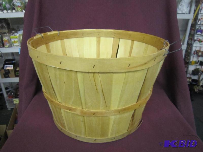 lot 354 image: Bushel Basket for Apples or Towel 18 across, 1 foot high