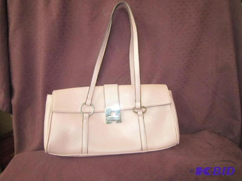 lot 412 image: Pink Purse