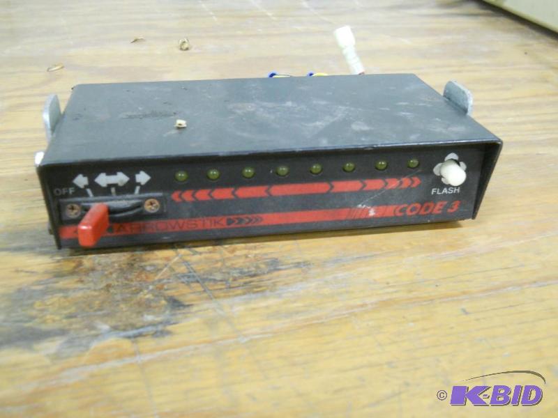 lot 14 image: Public Safety Equipment Arrowstik Code 3 Light Controller