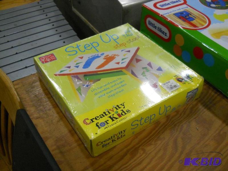 lot 81 image: New In Box Kids Step Stool