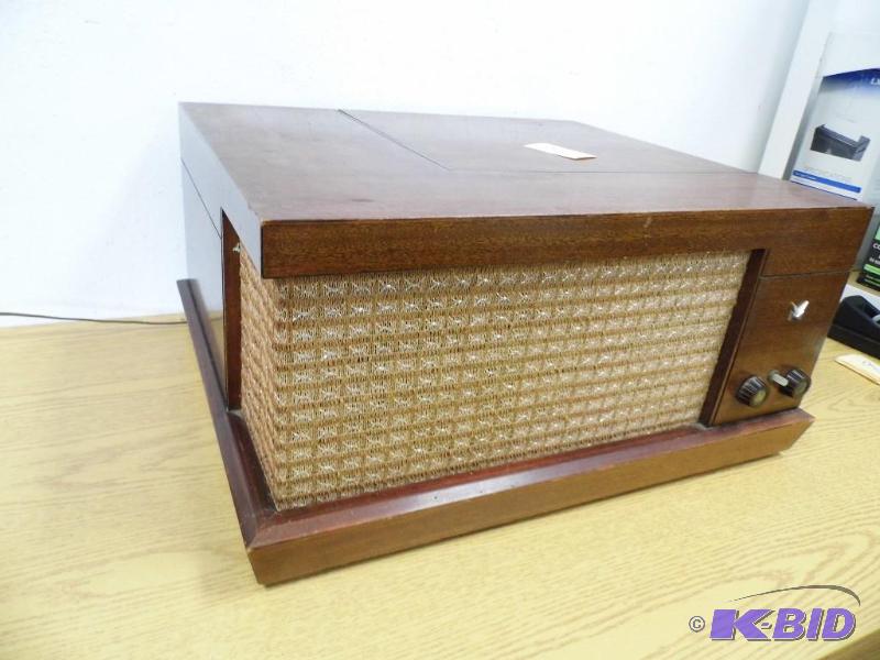 Vintage VM Tri-O-Matic Phonograph
