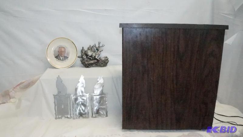 lot 15 image: Lot of Home Decor & Humidifier