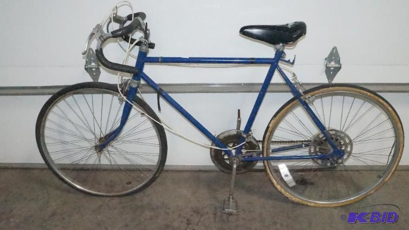 lot 9 image: Boys 10 Speed Bicycle