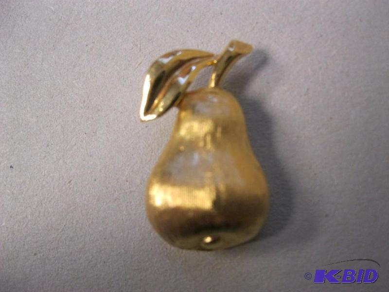 lot 58 image: Vintage Signed&nbspTrifari&nbspGold Tone Pe...