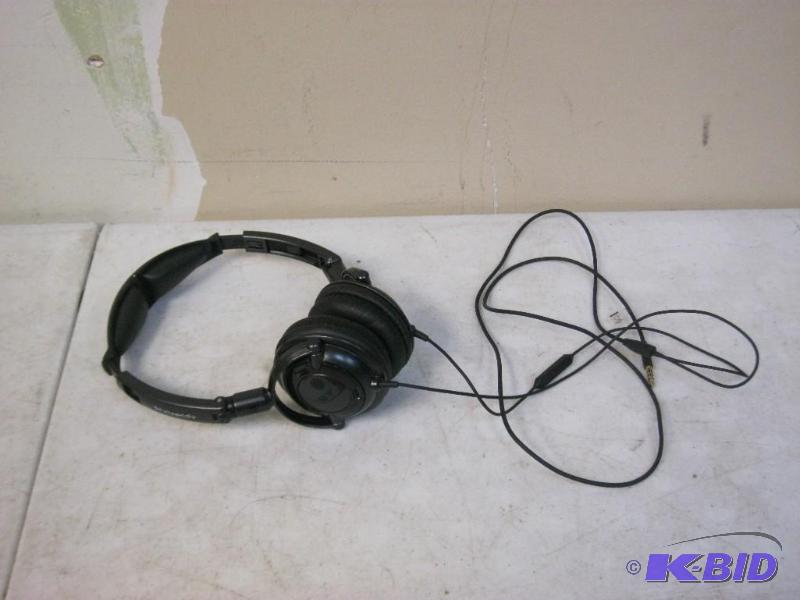 lot 64 image: Nice Pair Of Skull Candy Headphones With Volu...