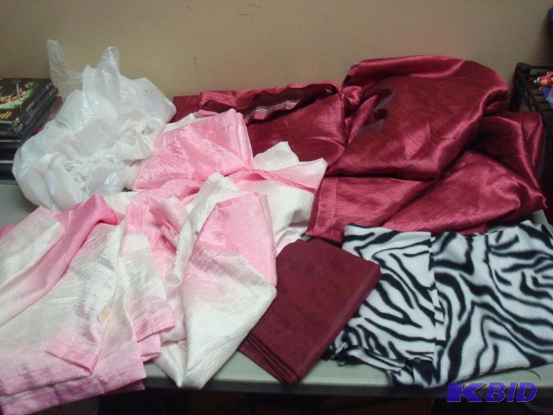 lot 86 image: Lot Of Fabric Material ...