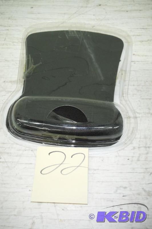 lot 22 image: Staples Gel Mousepad