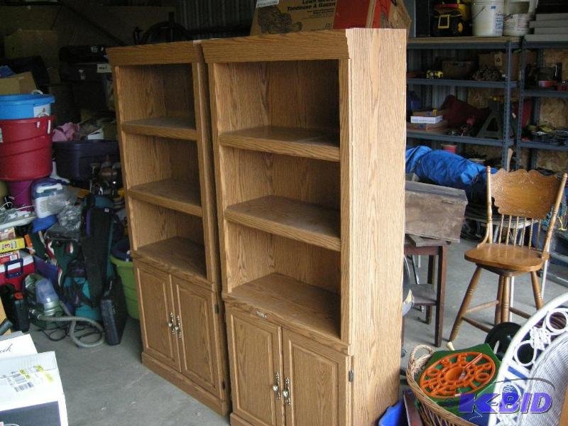 lot 2 image: 2 Oak-look shelf cabinets