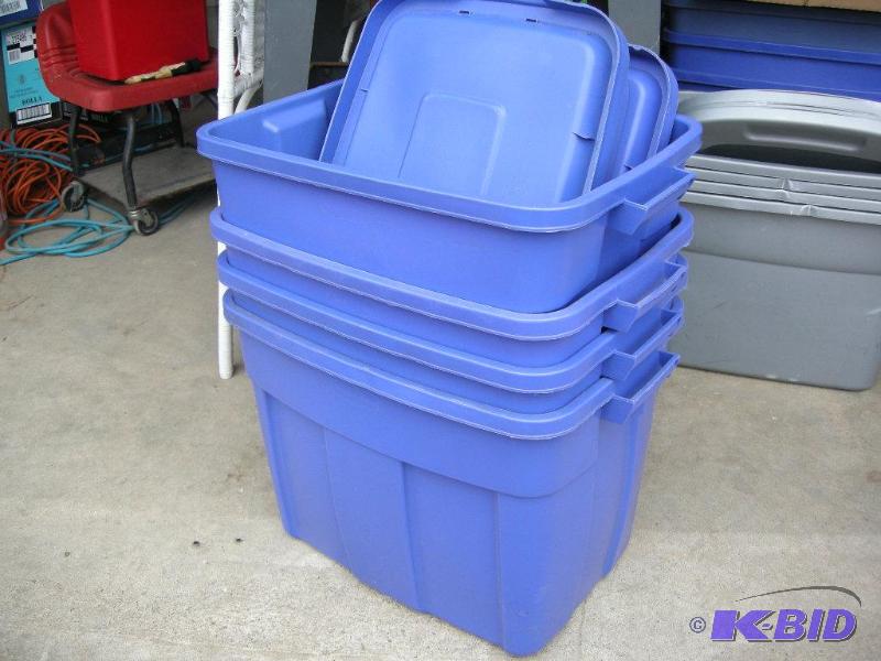 lot 3 image: 4 Rubbermaid Totes
