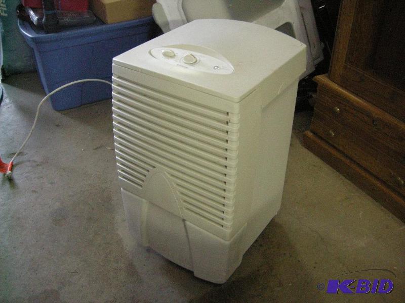 lot 32 image: Fridgidair dehumidifier