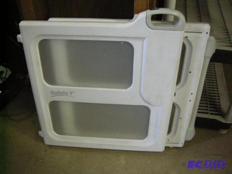 lot 33 image: Safety 1st Safe Gate