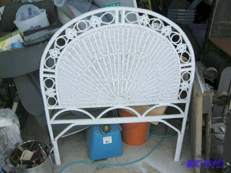 lot 38 image: Decorative wicker piece