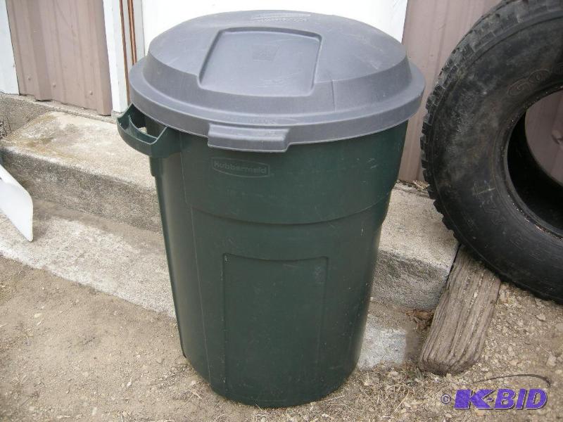 lot 5 image: Rubbermaid 32 gallon trash can