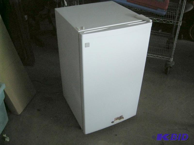 lot 74 image: GE Mini fridge