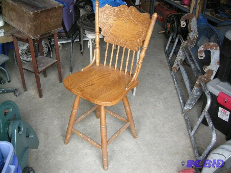 lot 8 image: Oak stool