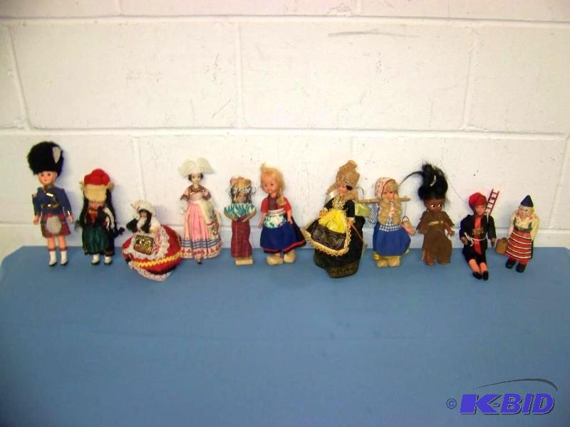lot 105 image: (11) Old Dolls