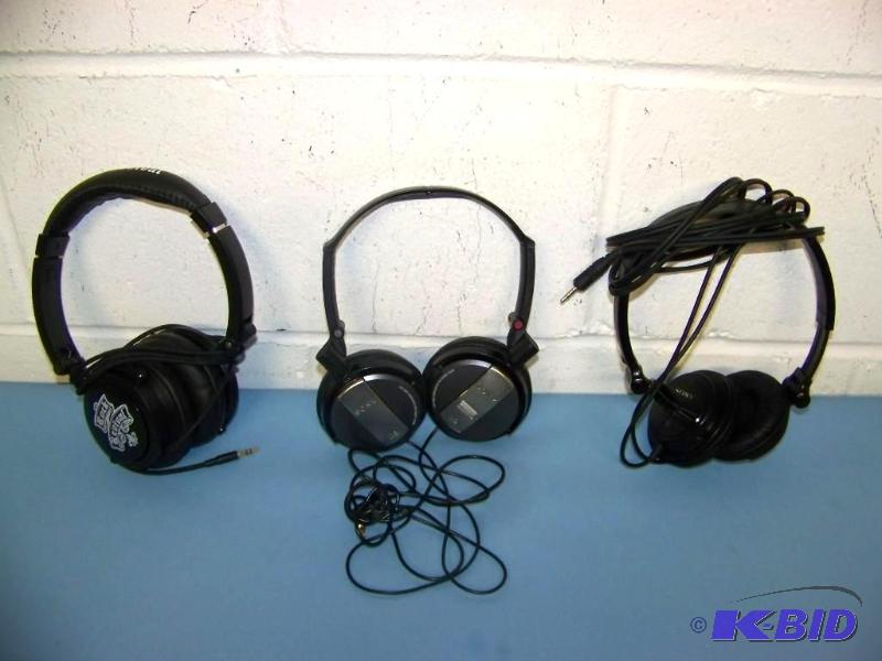 lot 23 image: (3 pair) Padded Headphones