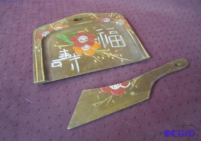 lot 559 image: Vintage Carved Wood Floral Crumb Tray Silent Butler
