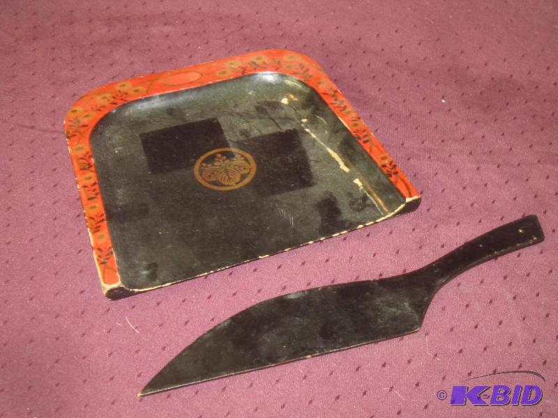 lot 560 image: Vintage Lacquer Floral Crumb Tray Silent Butler