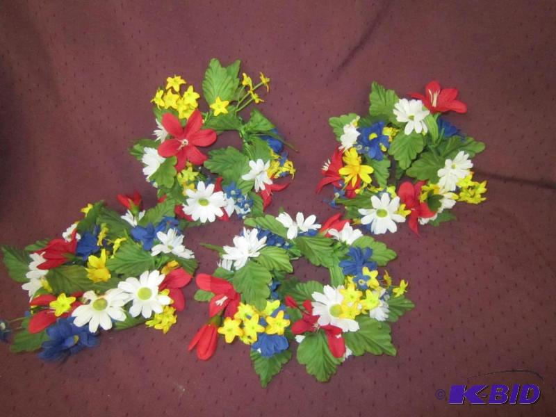 lot 575 image: 4 Colorful Floral Candle Rings