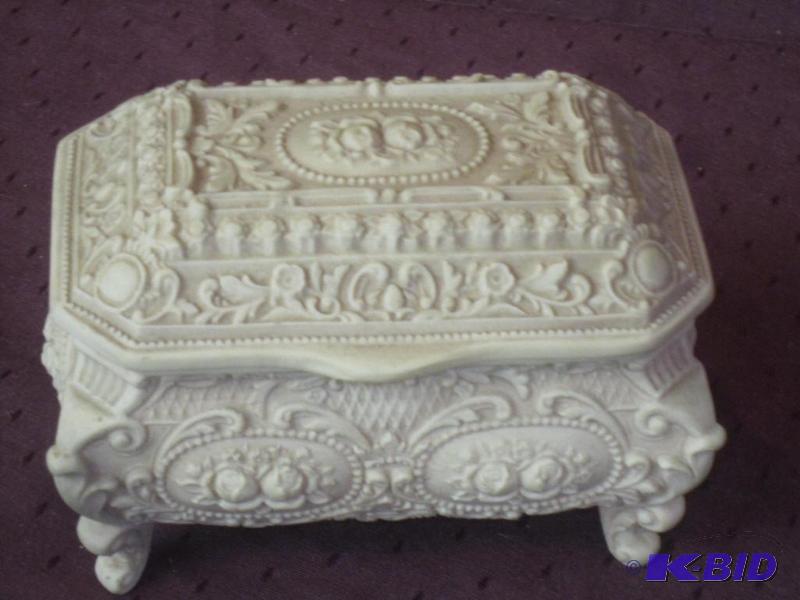 lot 581 image: Incolay Handcrafted in USA Jewelry Box