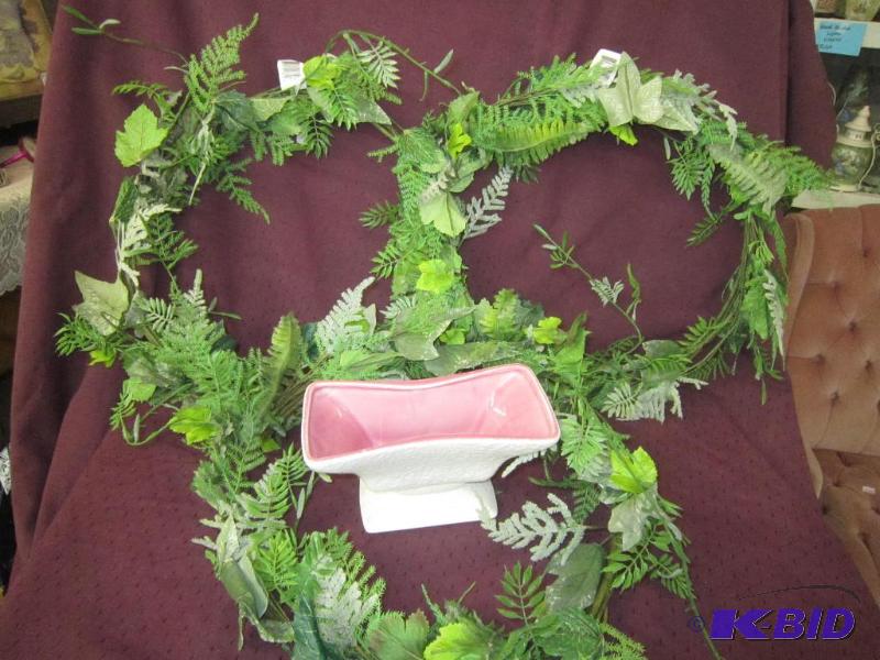 lot 587 image: NEW 3 Floral Ivy Gate - Fern Wreaths and Royal Windsor Vase Pink and White