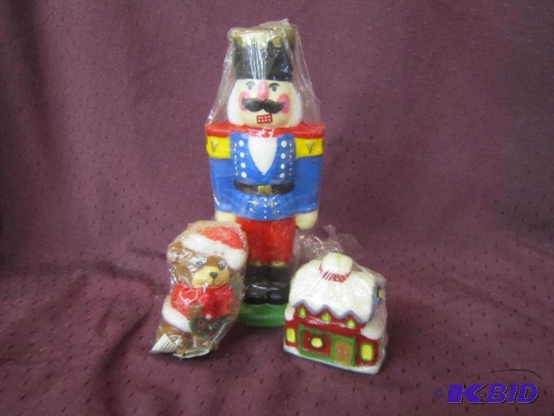lot 618 image: Vintage - Candles Nutcracker, Bear and House
