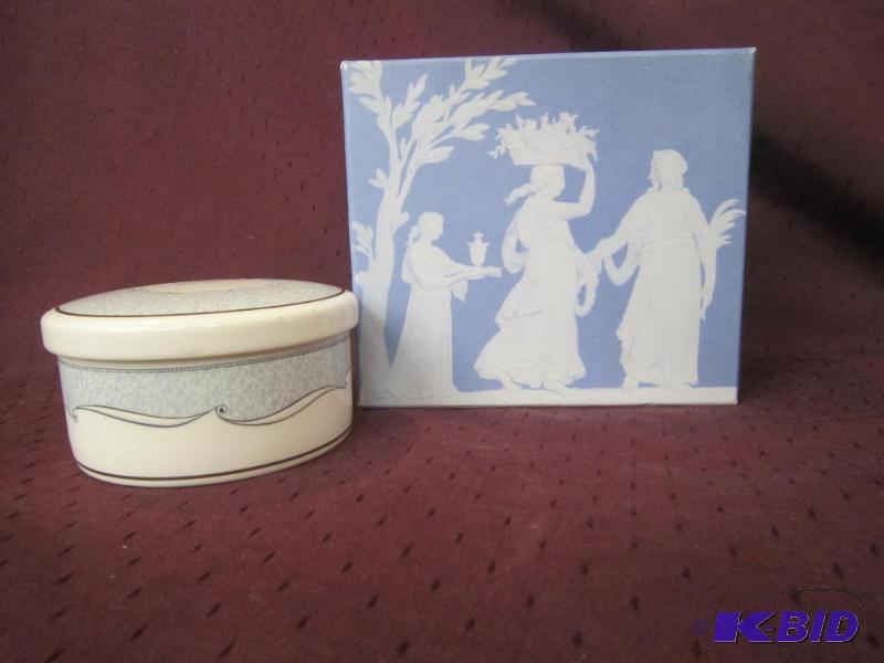 lot 629 image: Collectible Wedgewood - Powder or Jewelry Jar