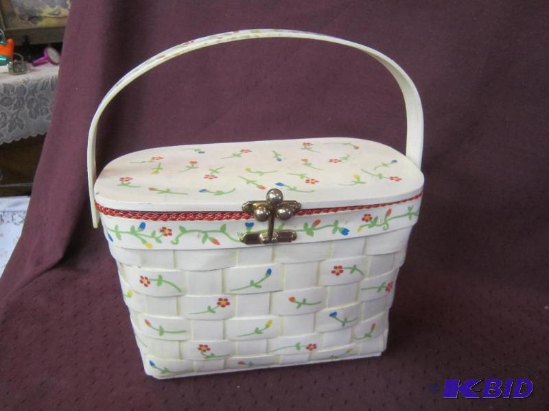 lot 681 image: Vintage Billie Ross Hand Painted Purse Basket Weave Style Excellent Condition Flowers