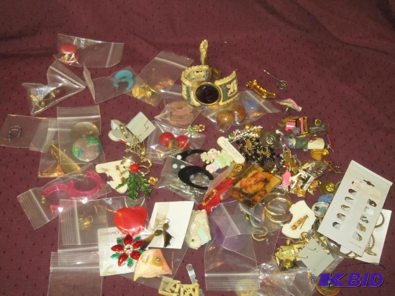 lot 688 image: Misc Box Lot of Jewelry - Earring and Pins, ETC