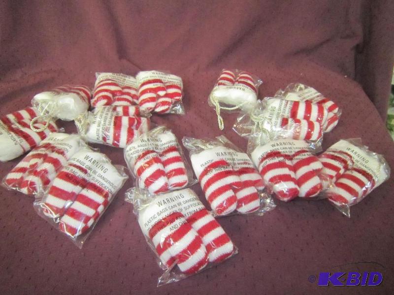 lot 699 image: Christmas - New 15 Mitten Onraments