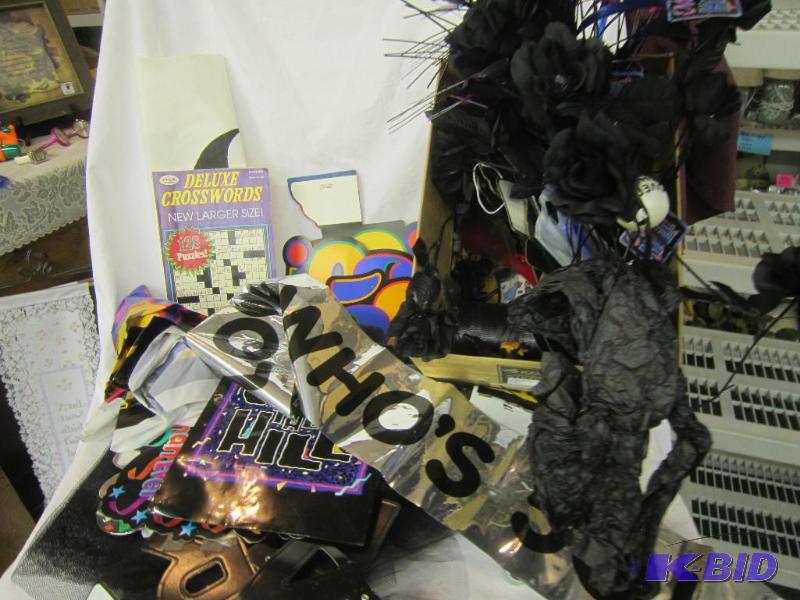 lot 715 image: Over the Hills - Happy Black Birthday Lot - Tableclothes, Banners, Flowers